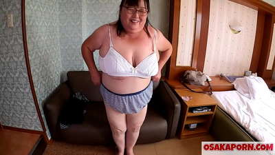 Mamma giapponese grassa mostra le sue tette enormi e gode di un giocattolo sessuale. Una mamma asiatica di 51 anni parla della sua esperienza sessuale. Yukiko 1 OSAKAPORN milf grassa